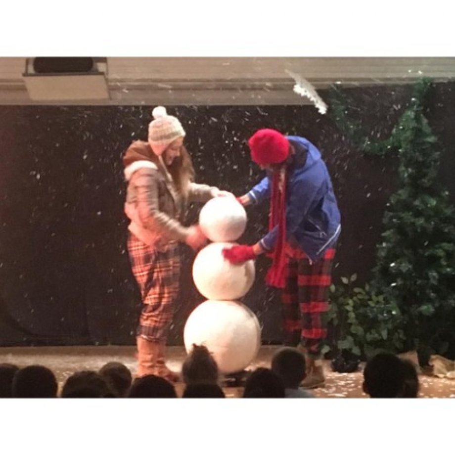 Tiyatro Fil tarafından okulumuzda “Snowman” adlı İngilizce oyun sergilendi.