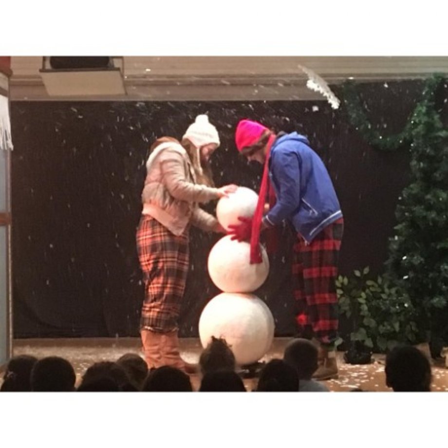 Tiyatro Fil tarafından okulumuzda “Snowman” adlı İngilizce oyun sergilendi.