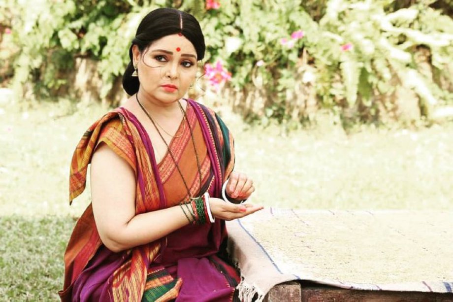 Ananya Khare yine kötü bir karakter ile ekranlara dönüyor.